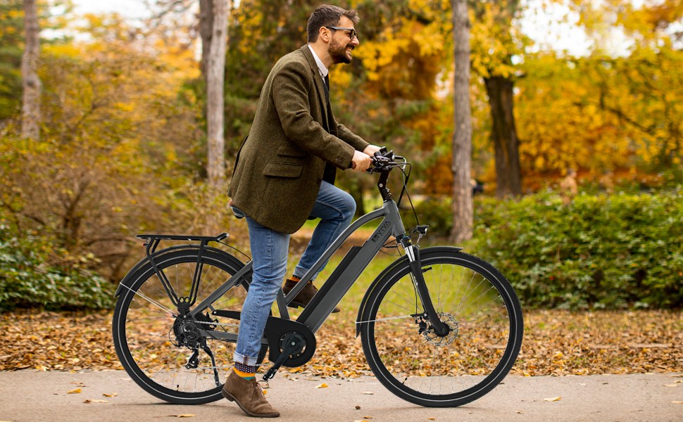 Fietser op de AsVIVA B15 City E-Bike 28 inch in grijs