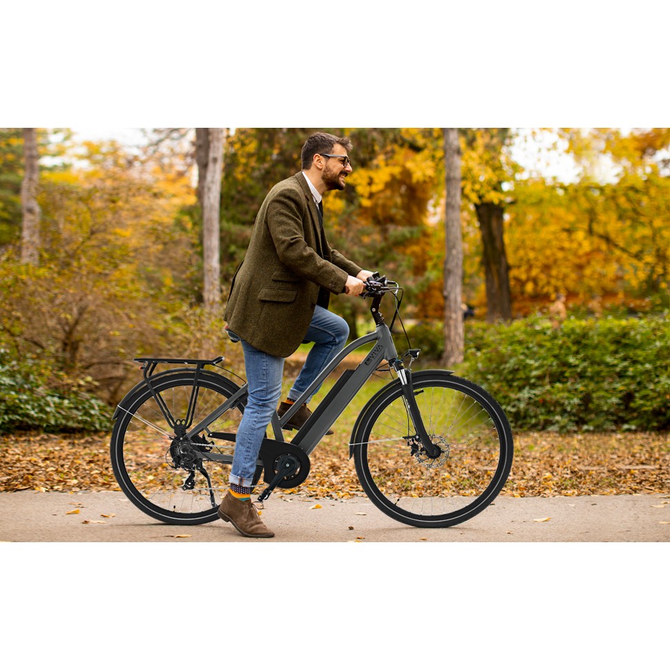 Fahrer auf dem AsVIVA B15 City E-Bike 28 Zoll in Grau