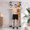 Krachttraining op het ruimtebesparend aan de wand gemonteerde AsVIVA krachtstation MG9 Dual