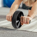 Close-up van een man bij de buikspiertraining met de AsVIVA buikroller Fit AW1 op een mat
