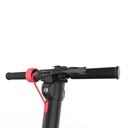 Detailopname van het stuur met rode klapvergrendeling en ergonomische handgrepen van de AsVIVA ES01